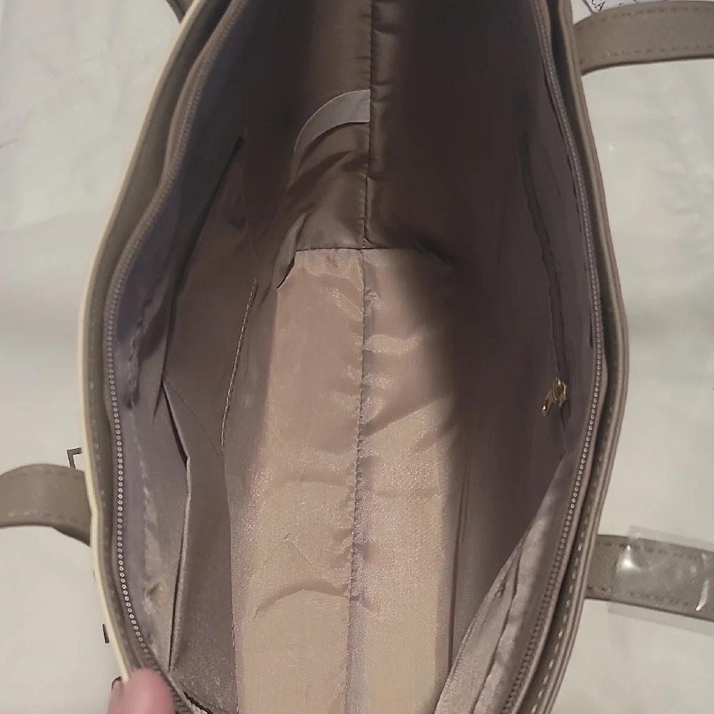 Loulu Two-Tone Tote Bag in Cream and Taupe - Picture 5 of 8